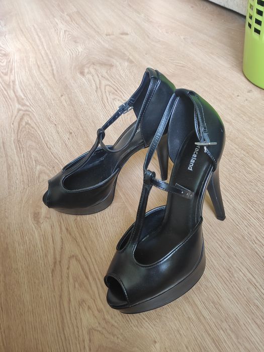 Buty szpilki czarne z paseczkiem jak nowe DEICHMANN