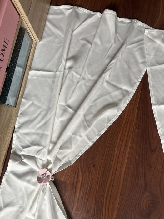 Białe zasłony dwie sztuki zasłonki