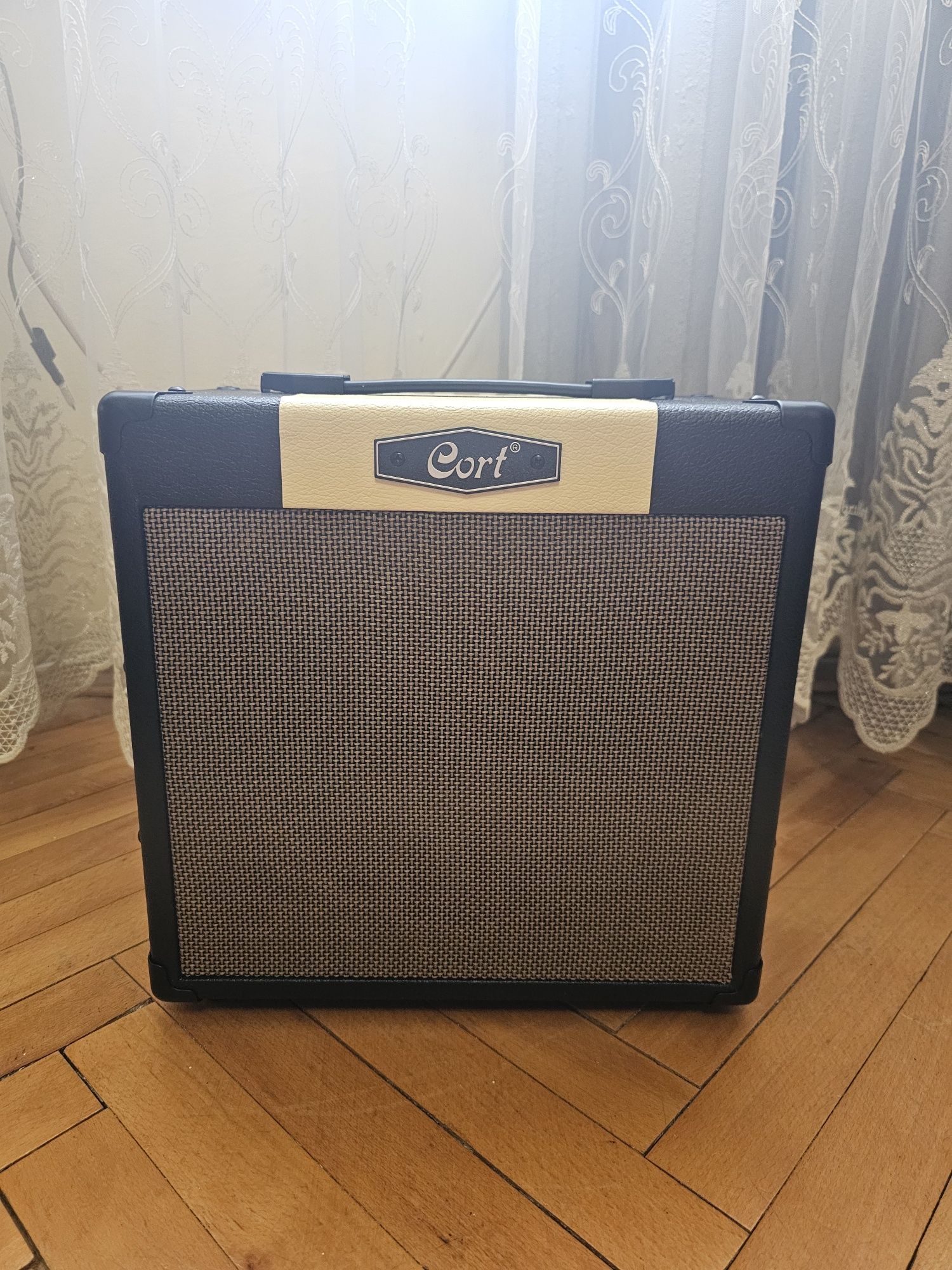 Комбопідсилювач CORT CM15R