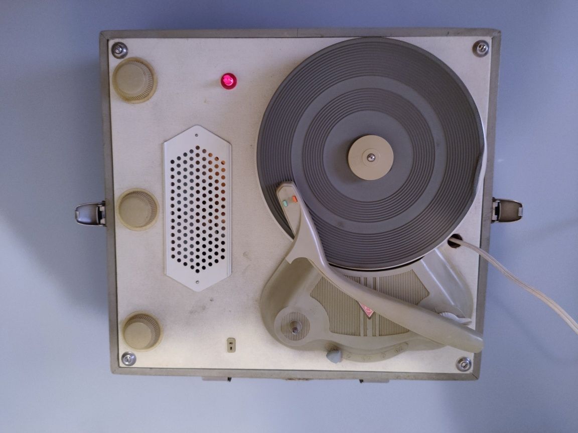 Gramofon przenośny ze wzmacniaczem Bambino WG-252 Seria 01 Rok 1964