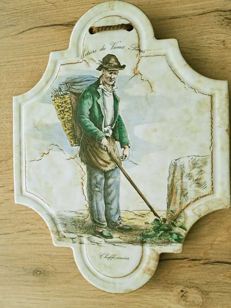 Stary dekoracyjny kafelek - mężczyzna zbierający zioła...