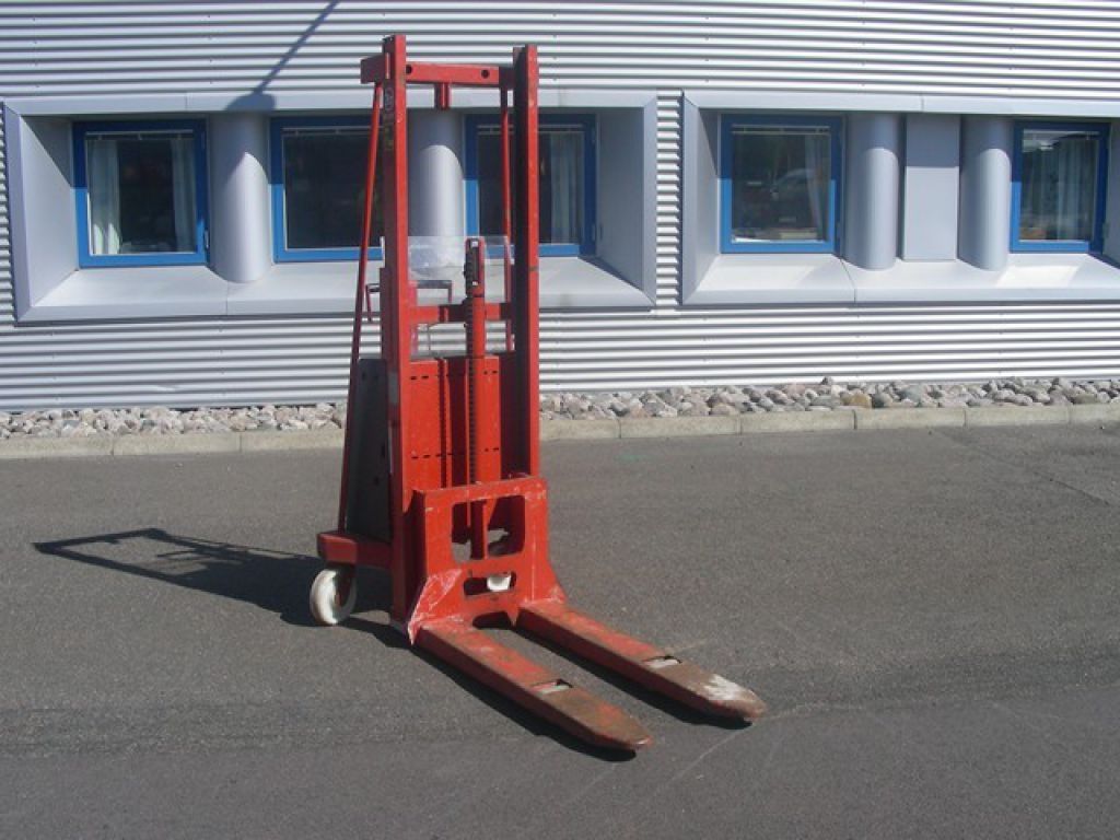 Stacker Elétrico BT SB1000 com roda solta (partida)