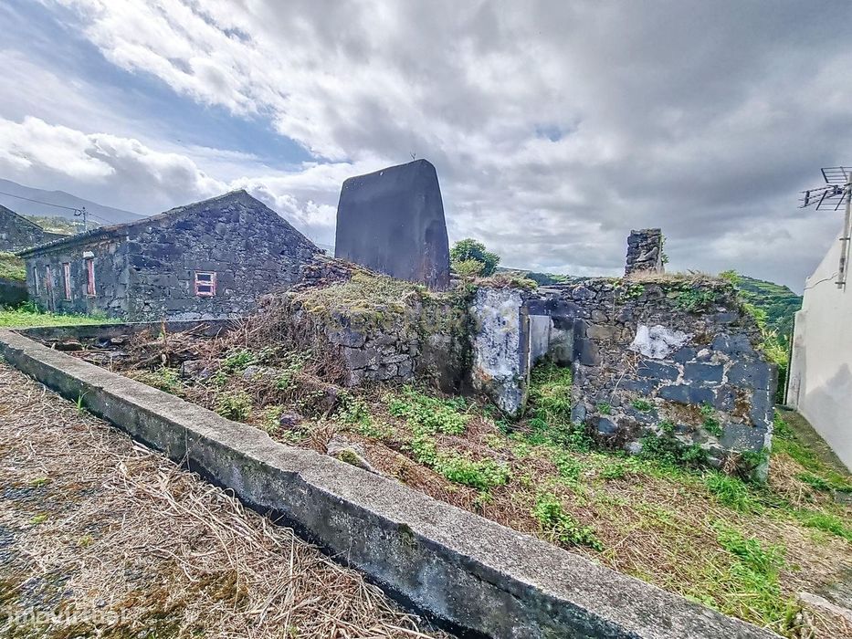 Ruina com Vista Panorâmica em São Miguel, Nordeste.