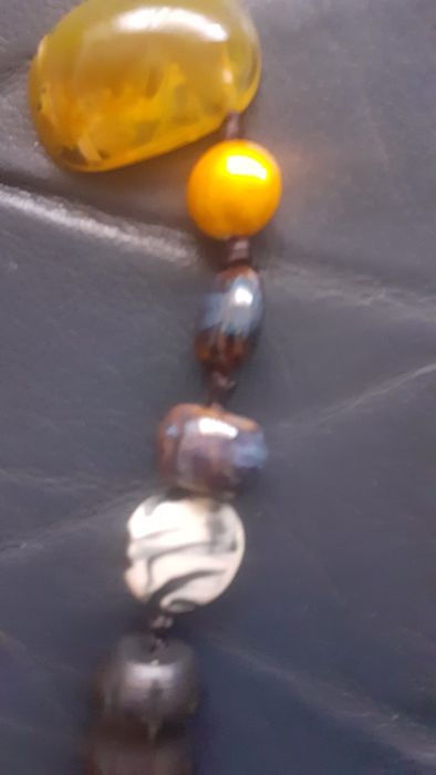 Colar com pedras de varias cores