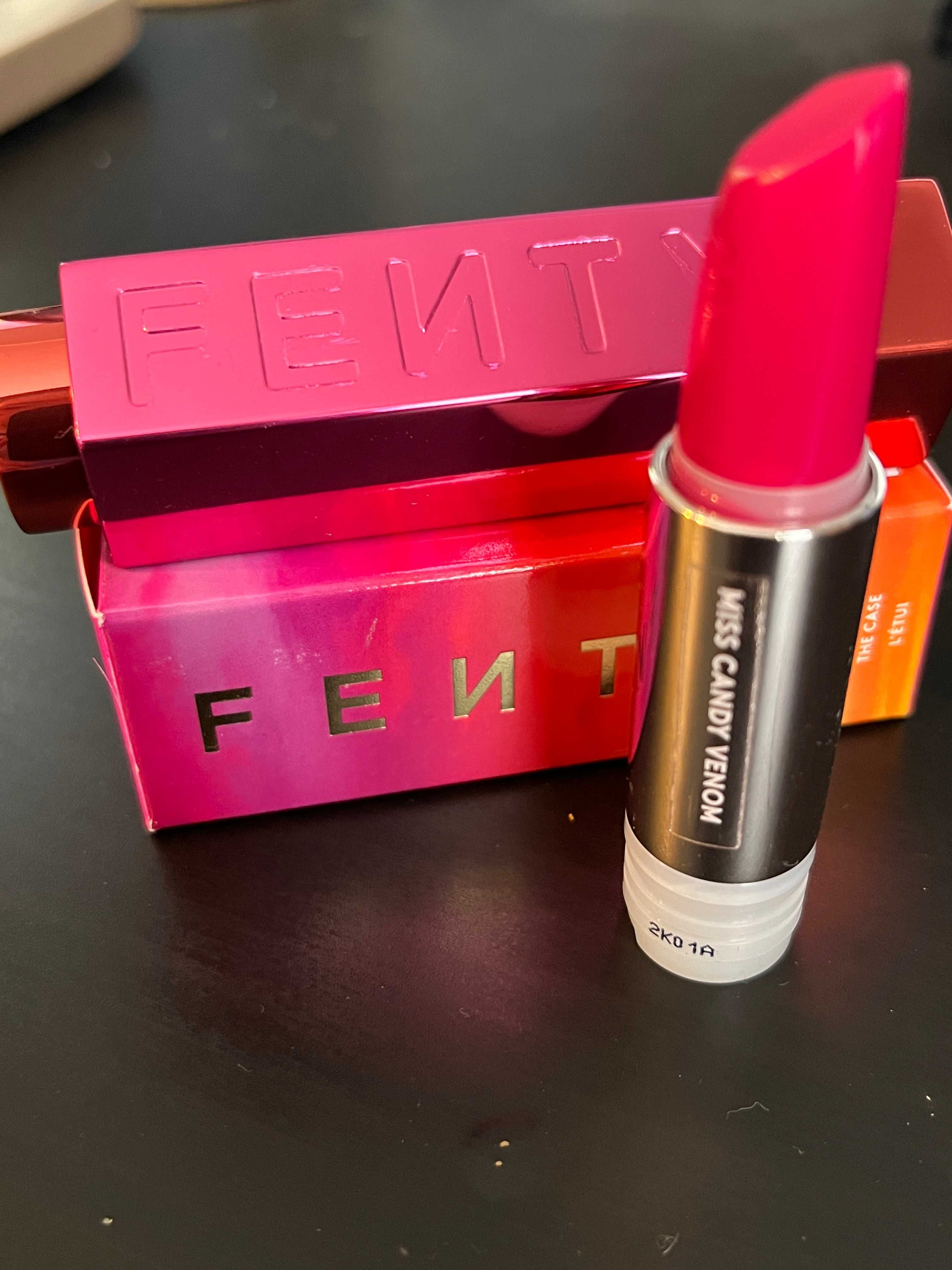 FENTY Icon Semi-Matte pomadka z etui Miss Candy Venom