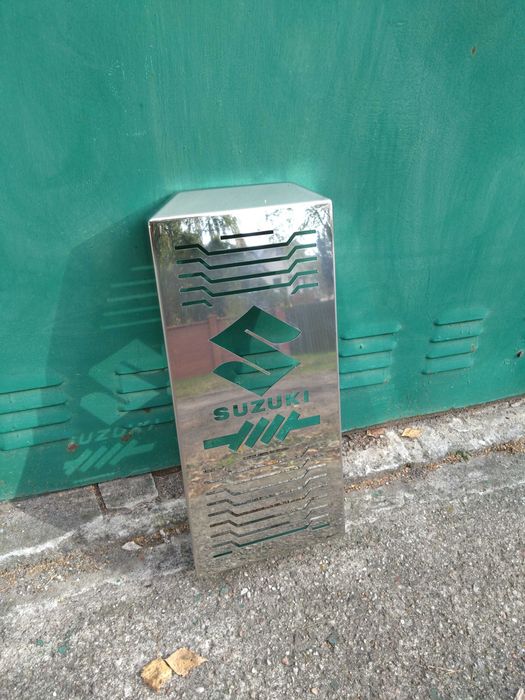 Suzuki vz 800 osłona na chłodnicę