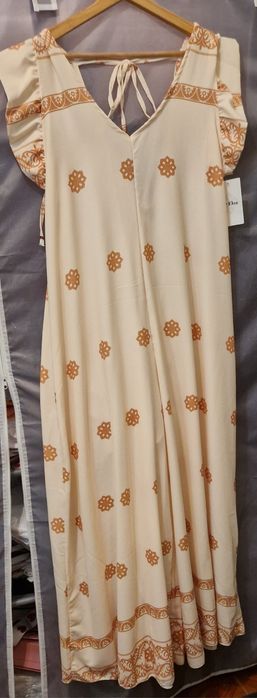 Vendo vestido e macacão com etiqueta