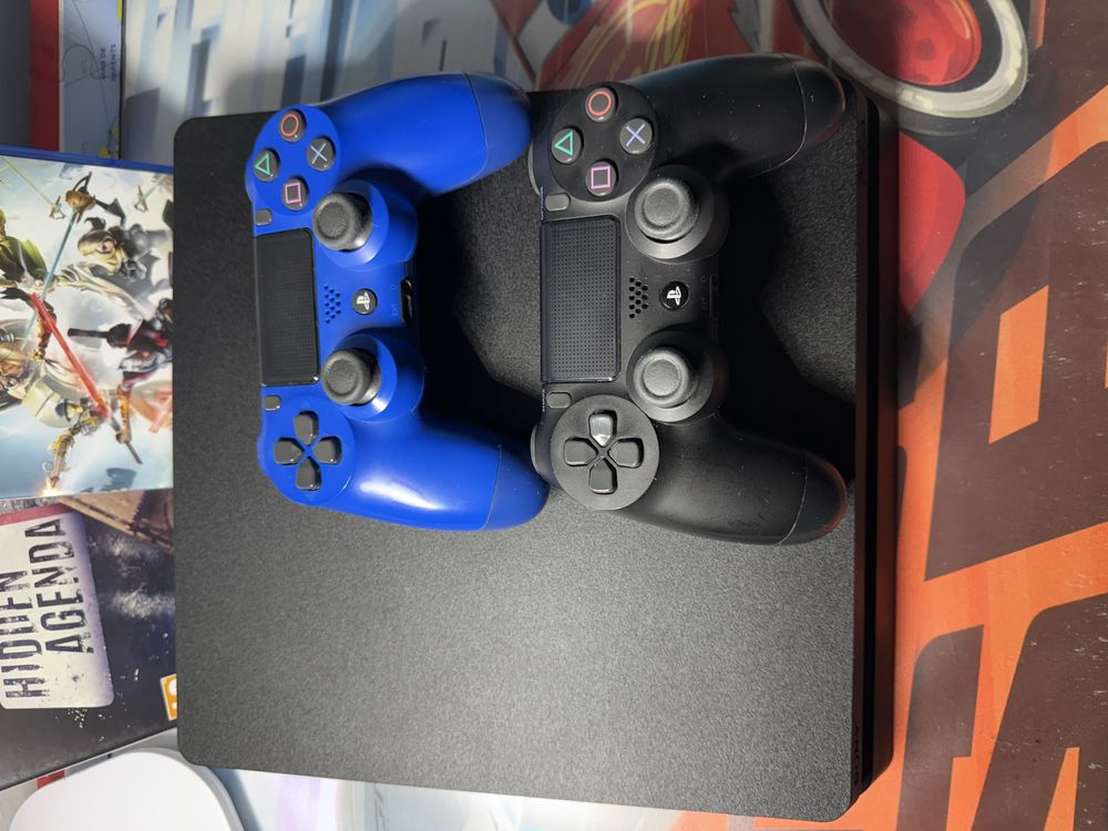 Playstation 4 slim de 1 Tb 2 comandos e 2 jogos