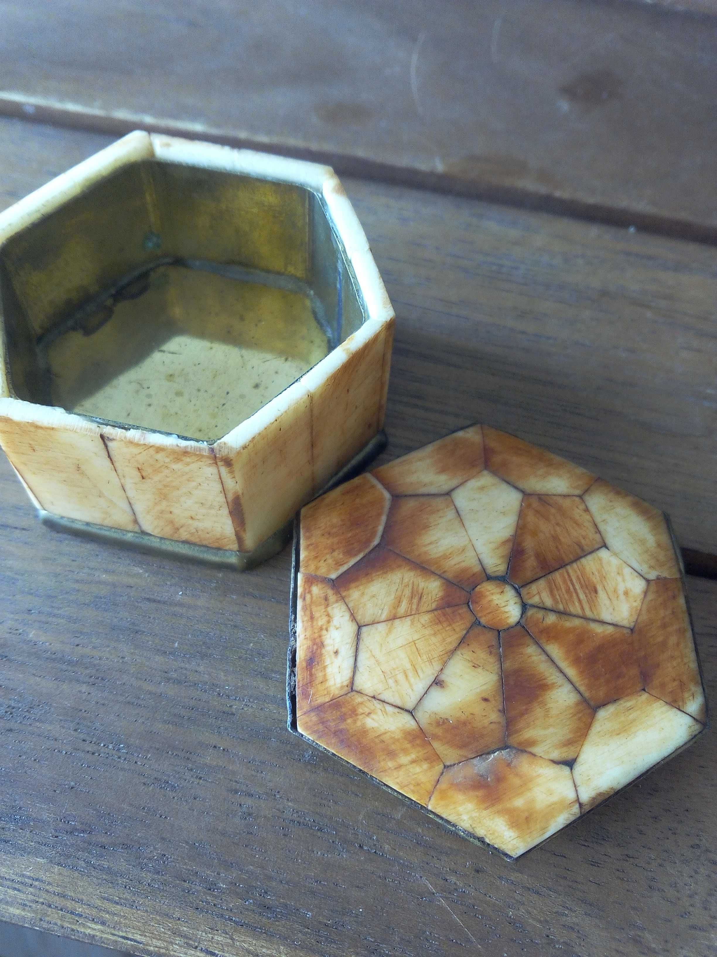 Caixa hexagonal em latão e pedra incrustada lindissima