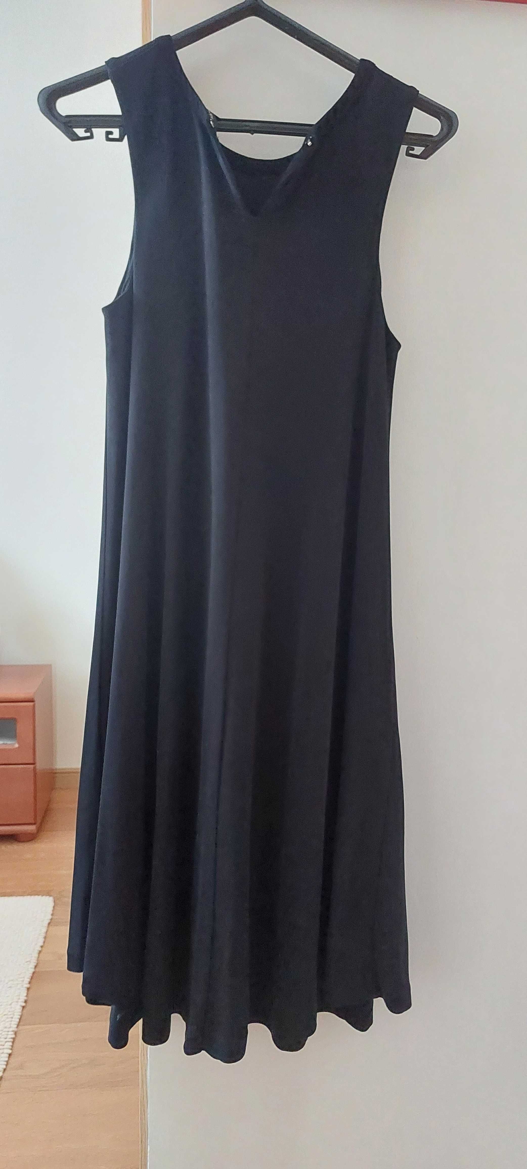 Vestido preto, c/ decote halter, da massimo dutti.