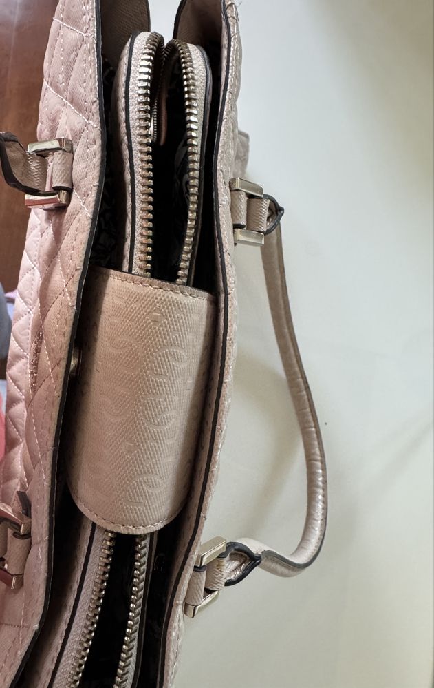 Mala Guess rosa nude brilhante
