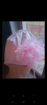 Różowa czapka z kwiatem. Wiosna-  jesień