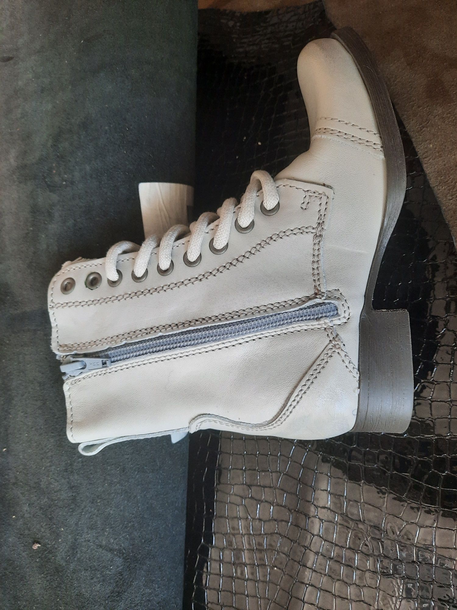 Lote de botas do numero 27 so 35
