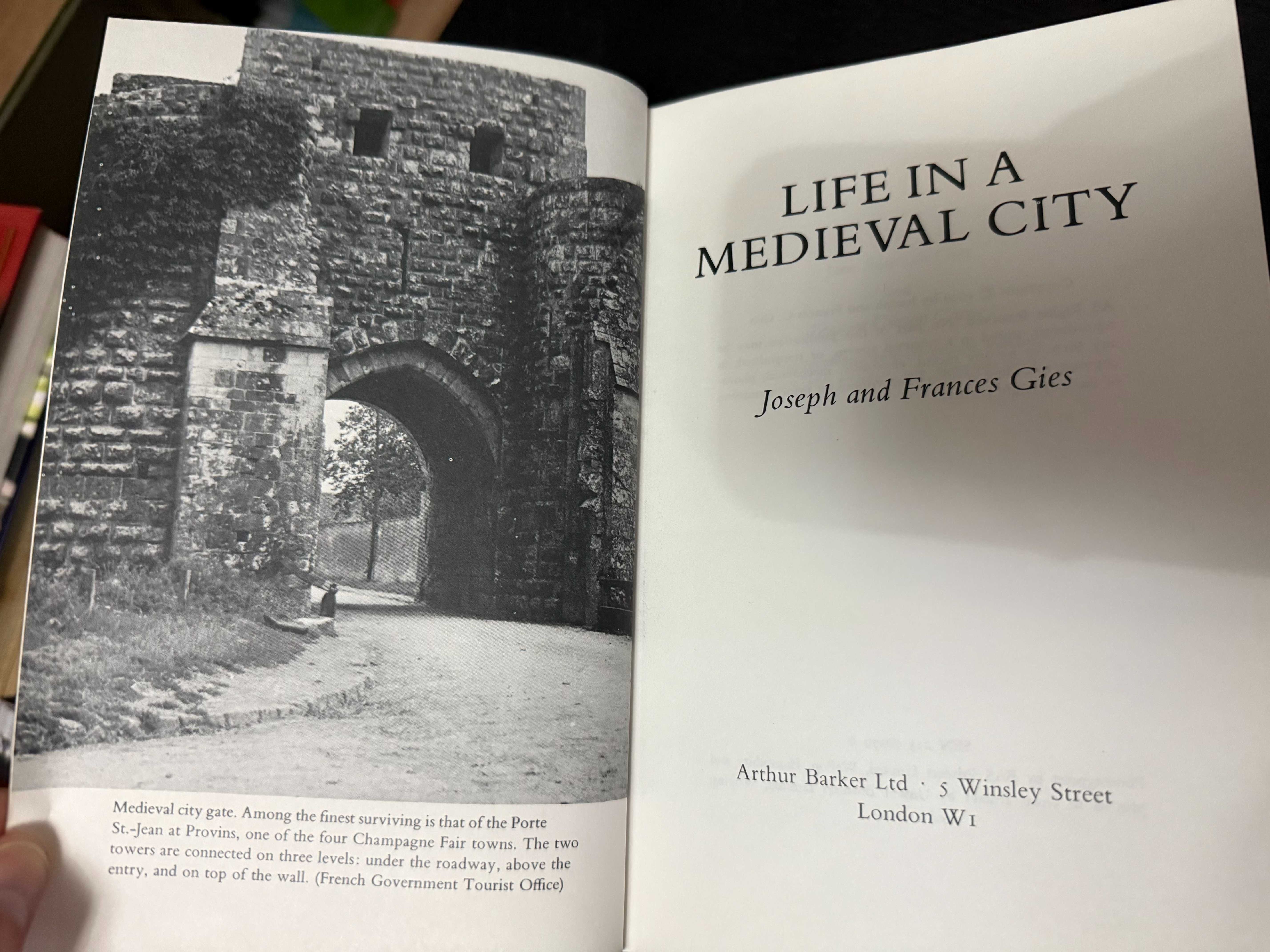 Joseph and Fraces Gies – Life in a Medieval City