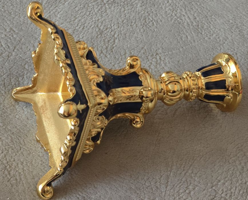 Piękny bogatozdobiony świecznik złocony emaliowany w stylu Faberge.