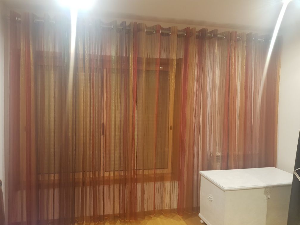 Cortinas em organza colorida + varão Inox