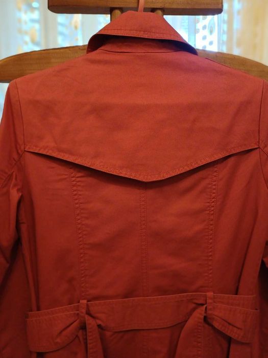 Тренч жіночий середньої довжини