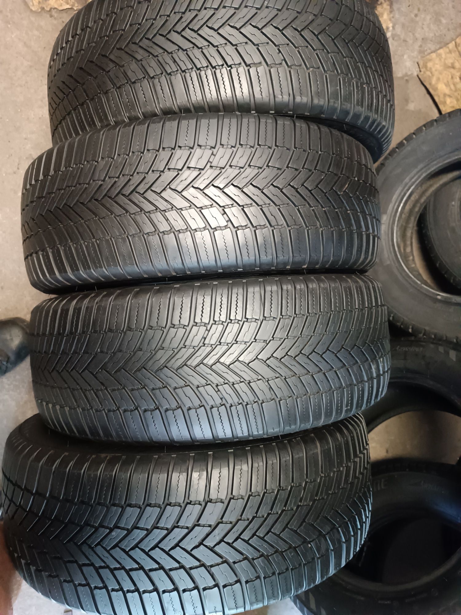 Sprzedam bardzo ładne Opony Bridgestone 205/60 r16