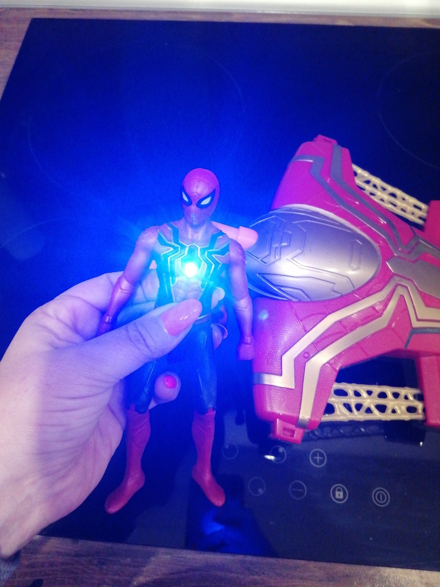 Lançador marvel homem aranha e boneco articulado. Com luz