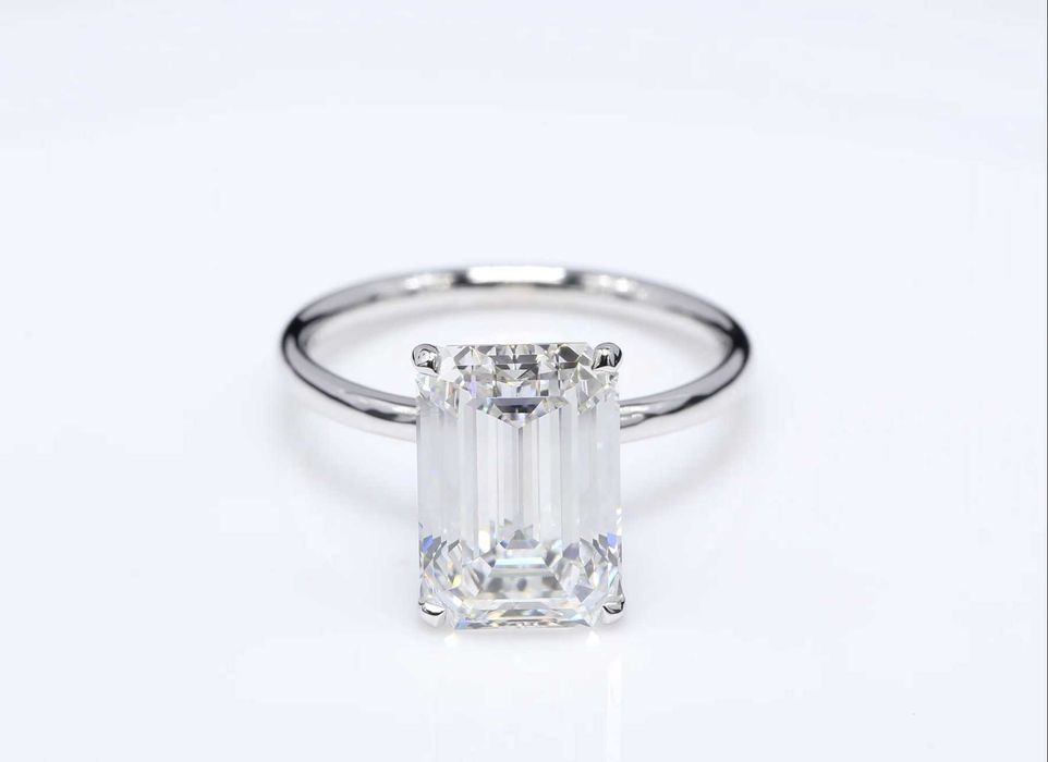 Anel - 14 K Ouro branco - 5.04ct. tw. Diamante  - Esmeralda E-VVS2