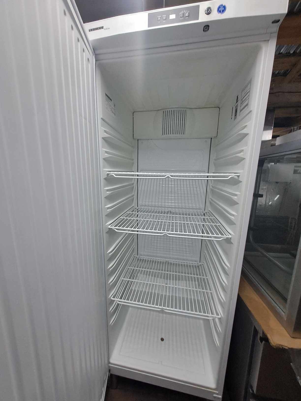 Холодильні вітрини, промислові холодильники, винники