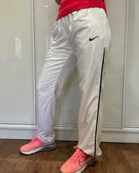 Жіночі спортивні штани Nike