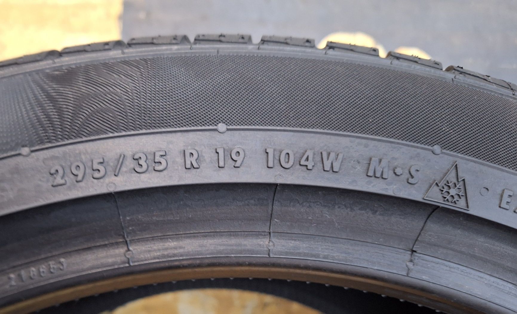 Opona 295 35 R 19 104W Continental ContiWinterContact TS830P