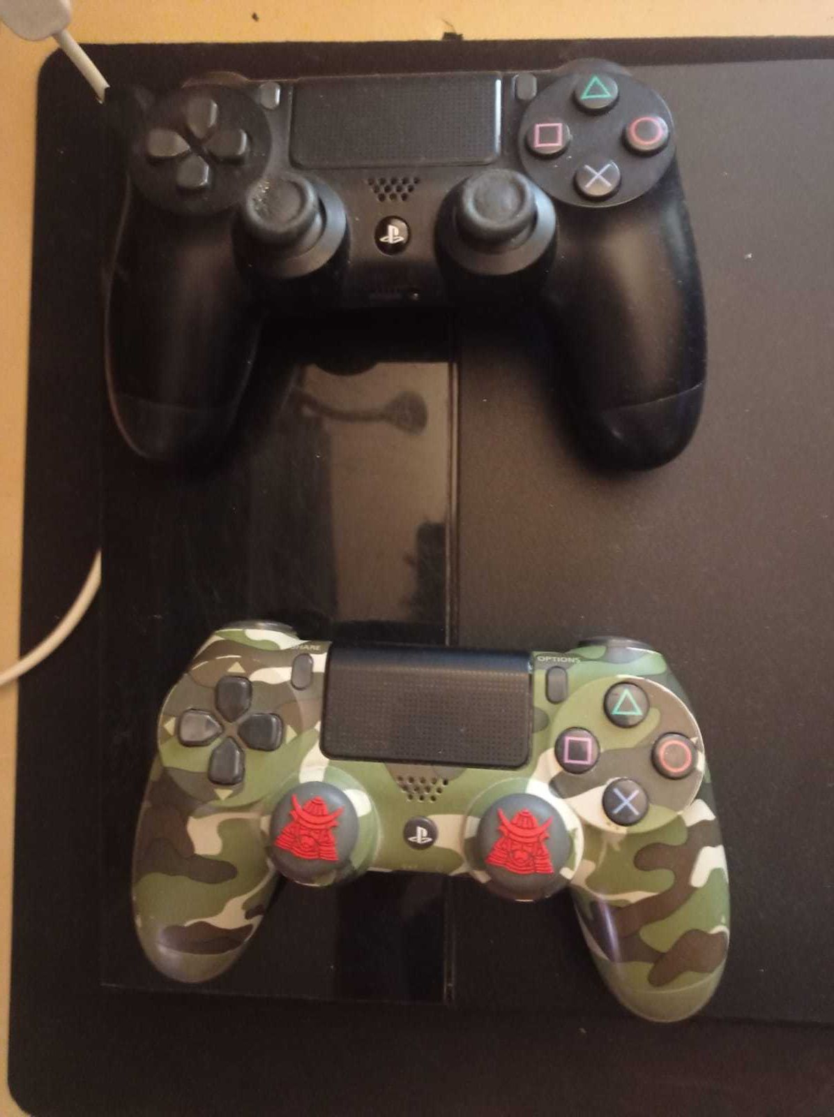 PS4 500GB + 2 Comandos + Ghost of Tsushima + FIFA23 (Excelente Estado)