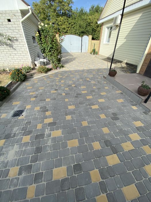 Укладання тротуарної плитки Бруківки Укладка тротуарной плитки ФЭМ