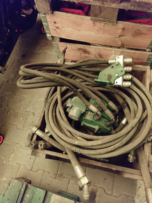 Tur, ładowacz czołowy John Deere 753