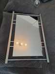 Lustro w metalowej ramie