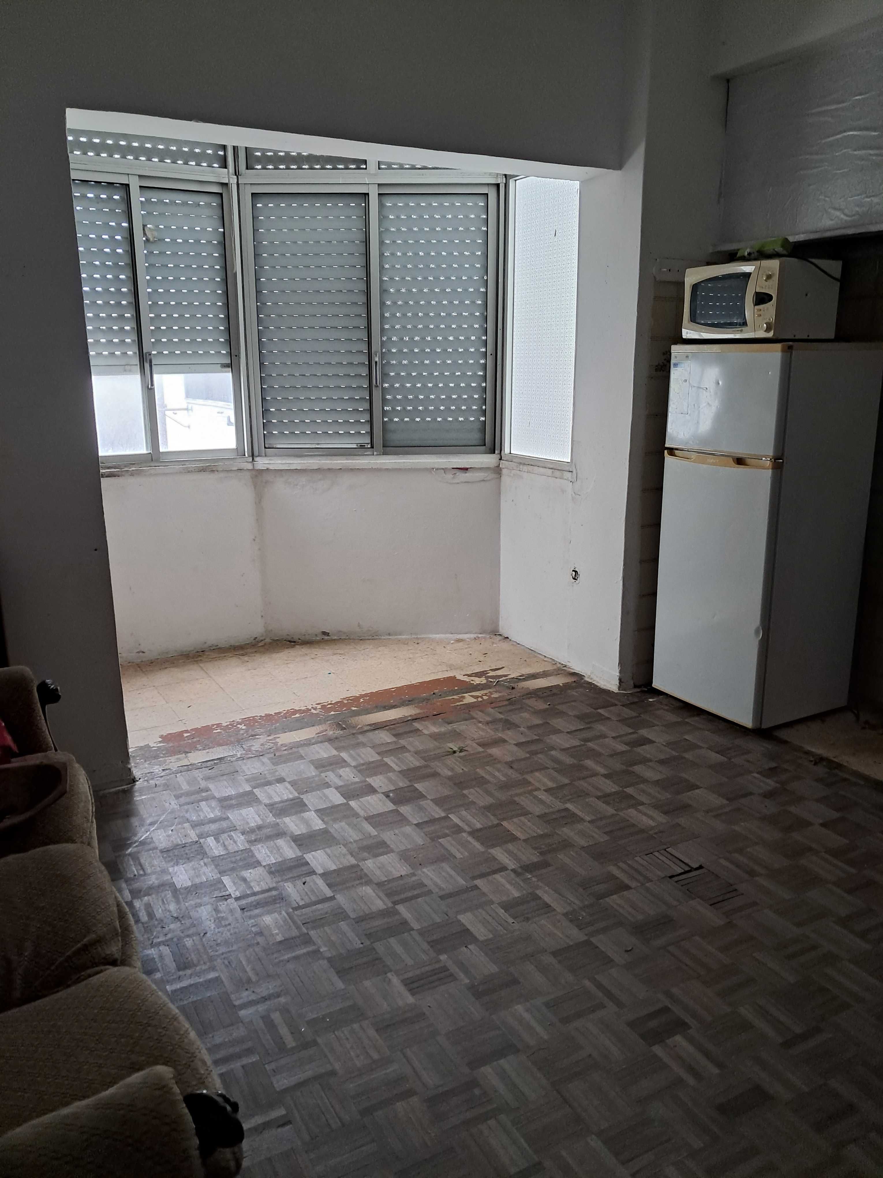 Vende-se Apartamento T1 Av Antonio Sergio PARA REMODELAR