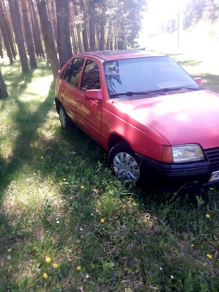 Опель кадєт 1.6 бензин 1988 р 650$