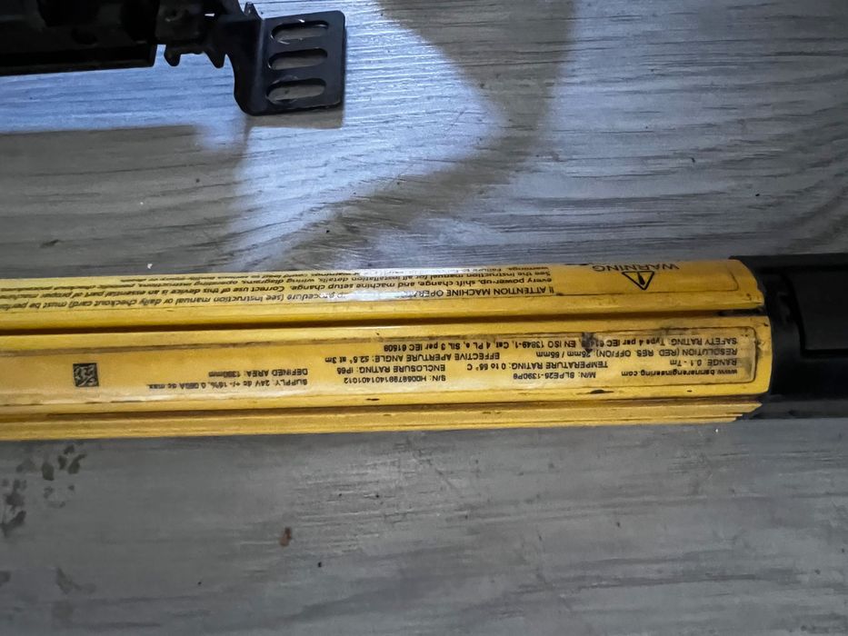 Kurtyna świetlna Banner SLPE25-1390P8 z SLPE25-970P8