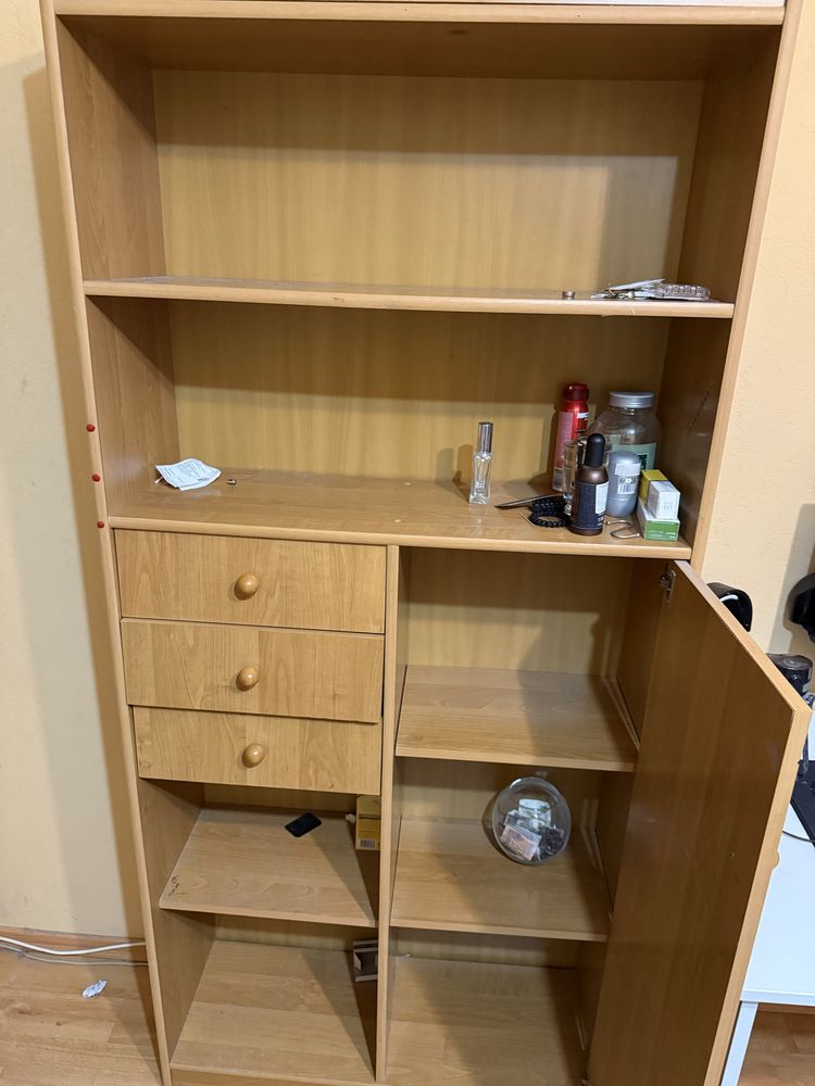 Продам стол, шкафы, шкаф купе, много техники и мебели