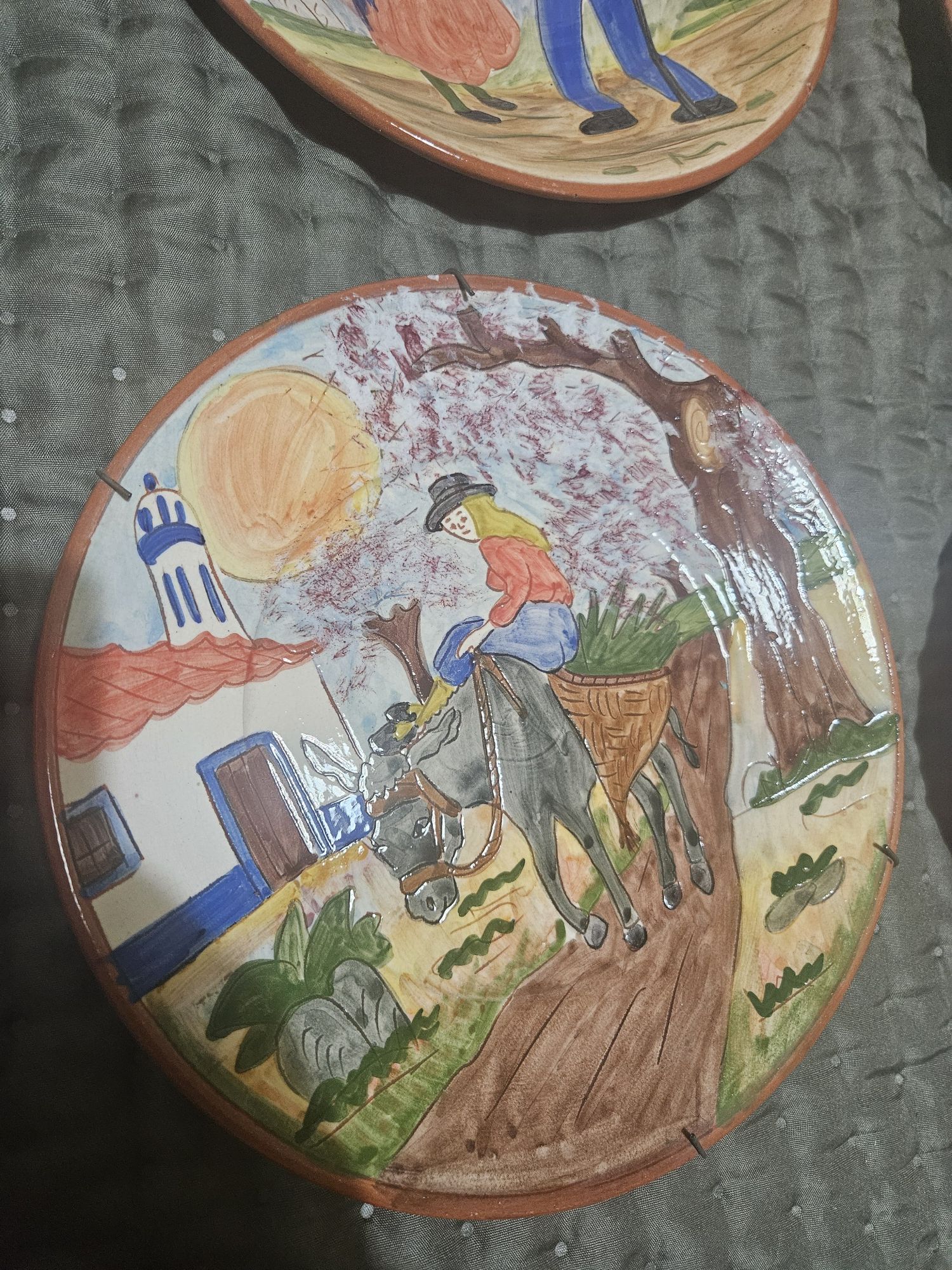 Pratos em barros com pinturas à mão