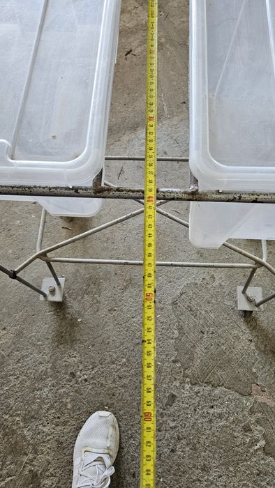Carrinho para apoio  na alimentação  de aves