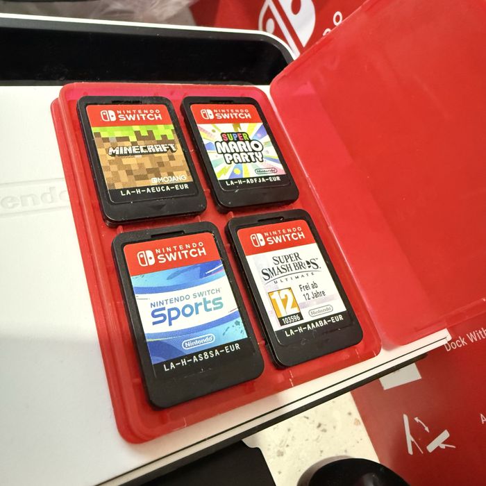 Ігрова консоль Nintendo Switch OLED Model , 4 гри віддам в подарунок