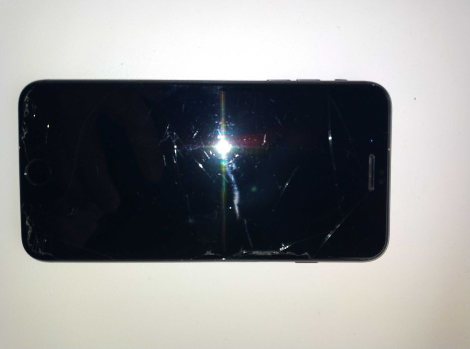 IPHONE 8+ из первых рук любимец семьи.