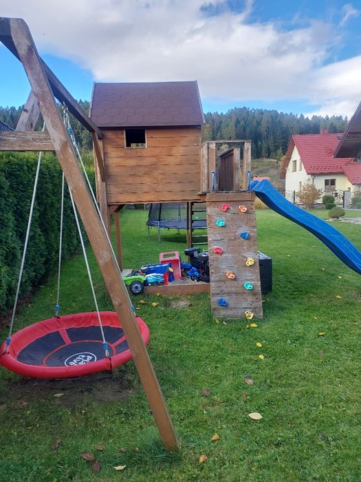 Drewniany domek dla dzieci że zjeżdżalnią, bocianie gniazdo, ścianka