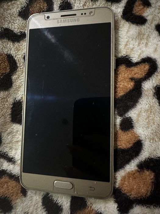 Продам телефон самсунг в хорошому стані j7