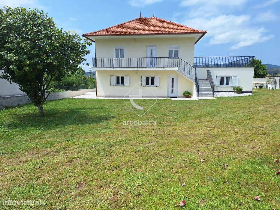 Moradia T4 com 1500 m2 de terreno  e furo de água.-Rubiães-Paredes de