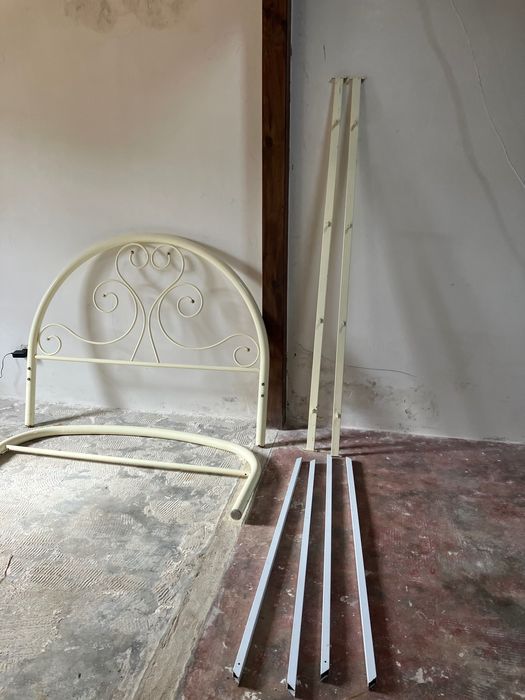 Cama vintage linda em ferro cor creme