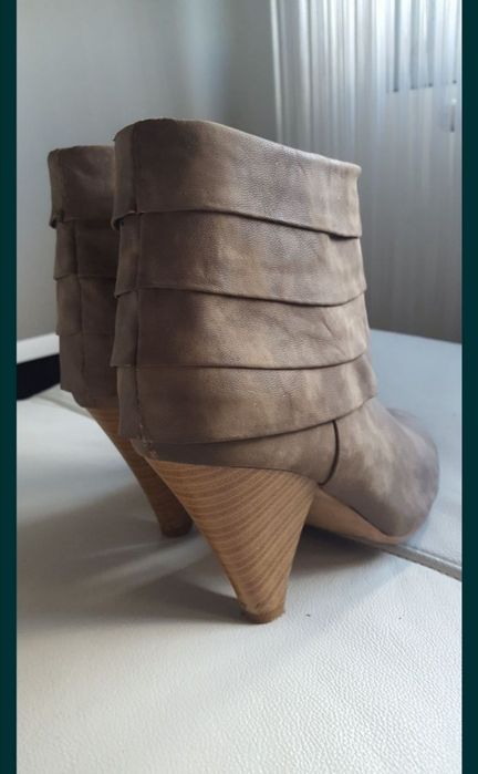 Botim Usado 1 Vez em Camurça Creme Tam40 em excelente estado