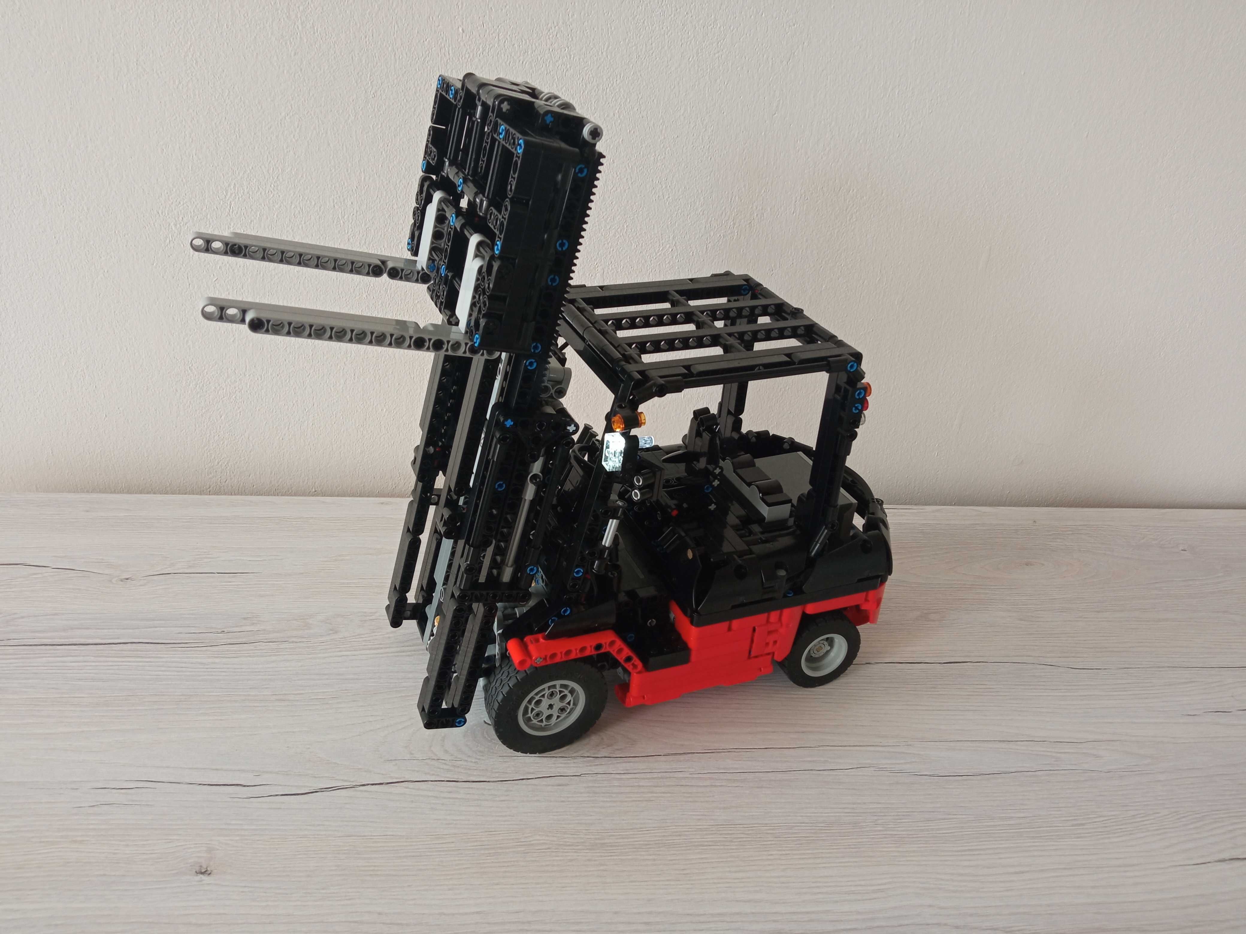 LEGO Technic MOC Custom Forklift Mk II by KevinMoo