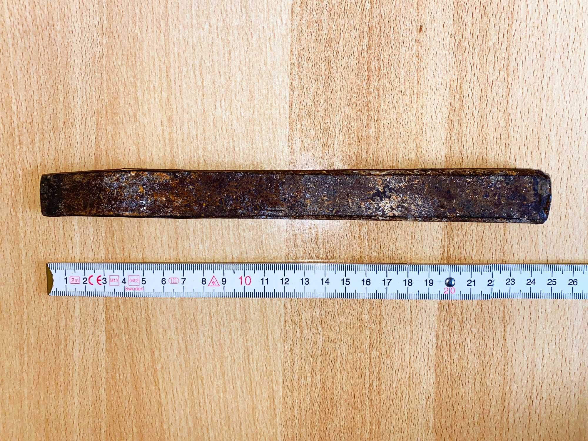 Зубило металлическое (СССР). Длина - 24 см, лезвие - 20 мм.