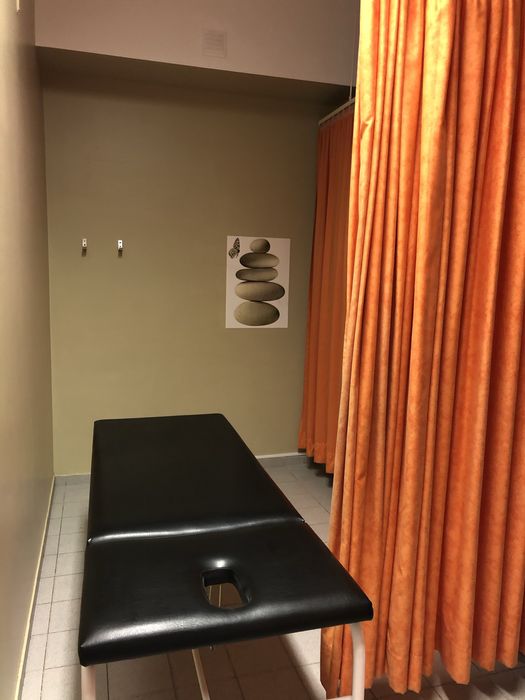 Vendo 4 cortinas cor de laranja com as respetilhas calhas