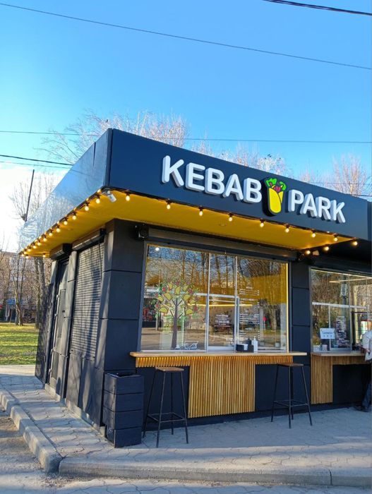 Продаж кебабні в центральному парку у місті Шептицький