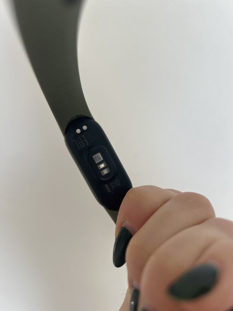 Xiaomi MI BAND 6 z zieloną opaską