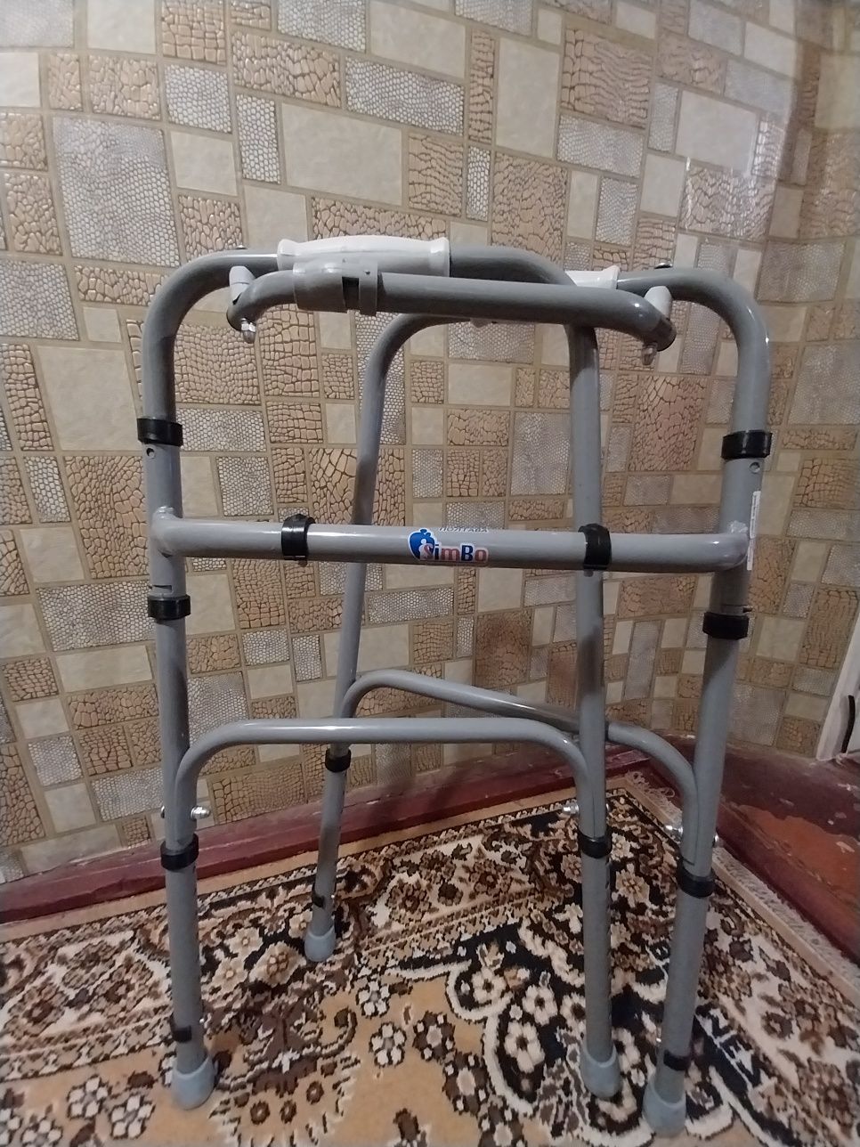Ходунки для інвалідів та осіб похилого віку